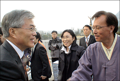 문재인 청와대 비서실장이 26일 오후 문성현 대표를 찾아 단식농성 중단을 호소하고 있다. 